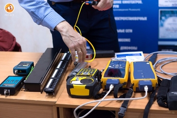 Сергей Иванов демонстрирует работу оборудования